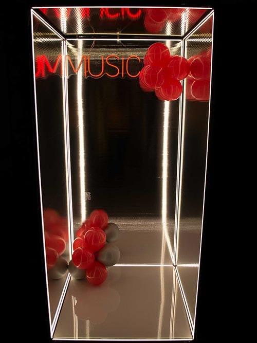 Диско парти украса с огледална фото зона и неонов надпис